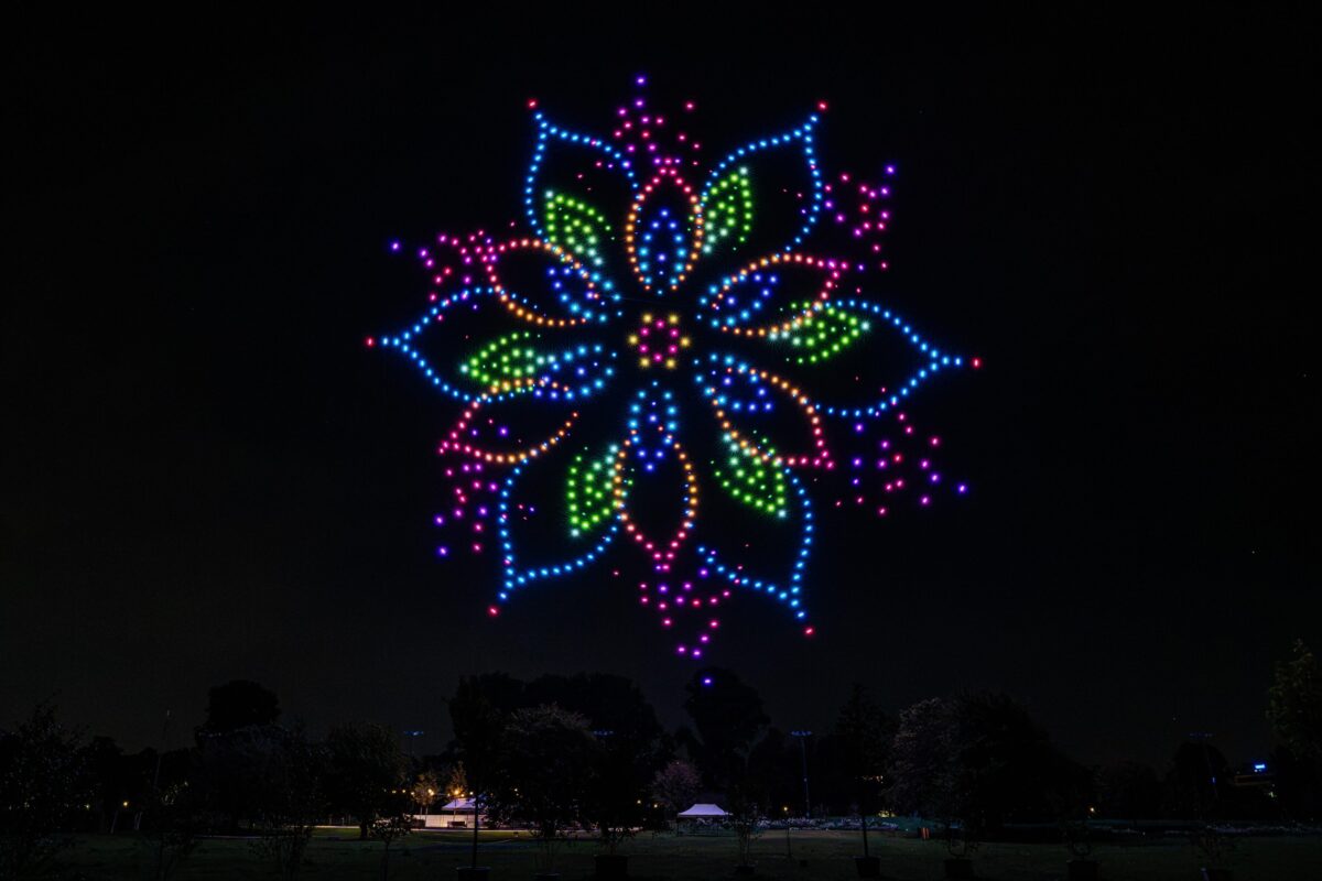 Leuchtendes Mandala aus Drohnen bei der Landesgartenschau Neuss 2026