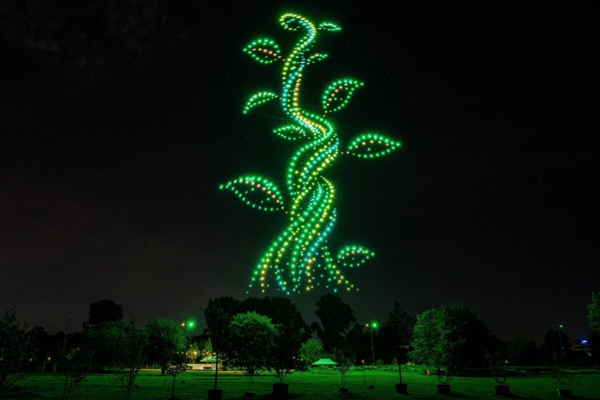 Leuchtende Bohnenranke aus Drohnen wächst bei der Landesgartenschau Neuss 2026 in den Nachthimmel