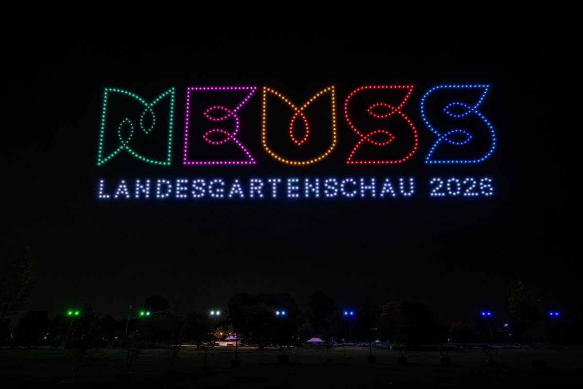 Logo der Landesgartenschau Neuss aus Drohnen am Nachthimmel bei der Drohnenshow 2026
