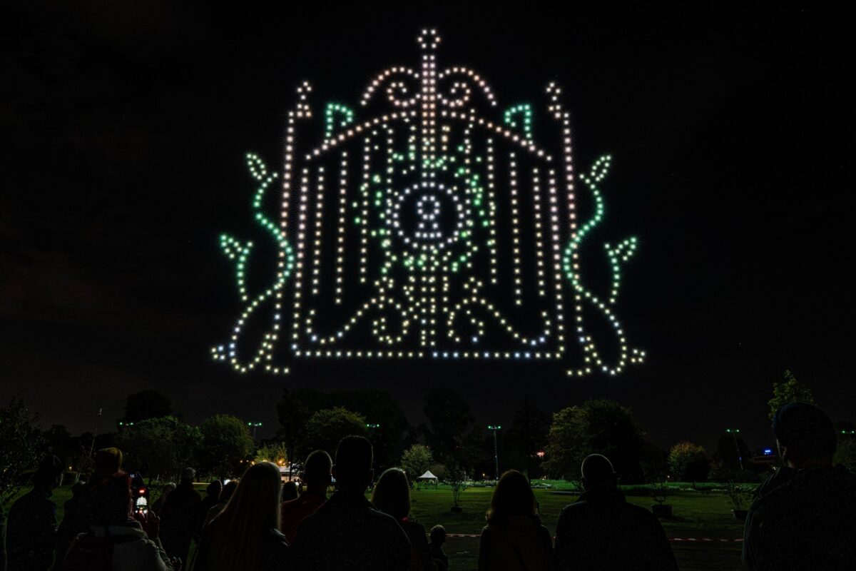 Leuchtendes Gartentor aus Drohnen bei der Drohnenshow zur Landesgartenschau Neuss 2026